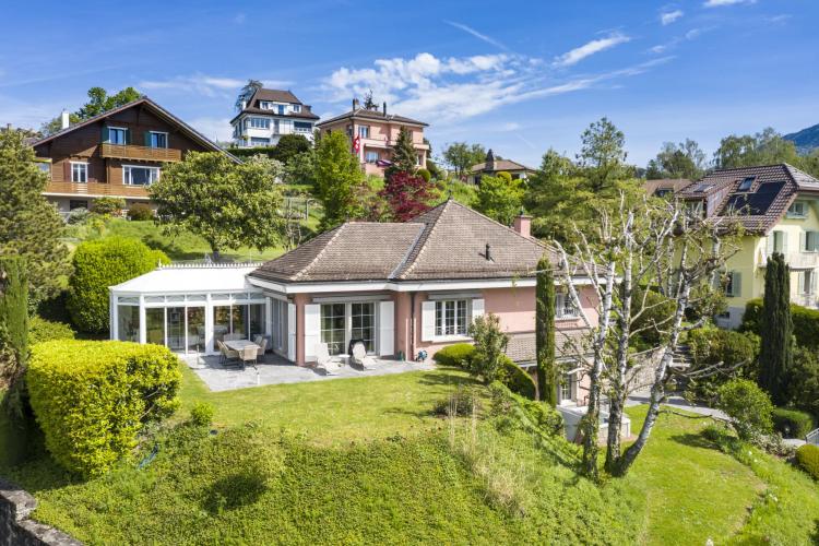 Hervorragende freistehende Villa mit herrlichem Blick auf den See und die Alpen! 