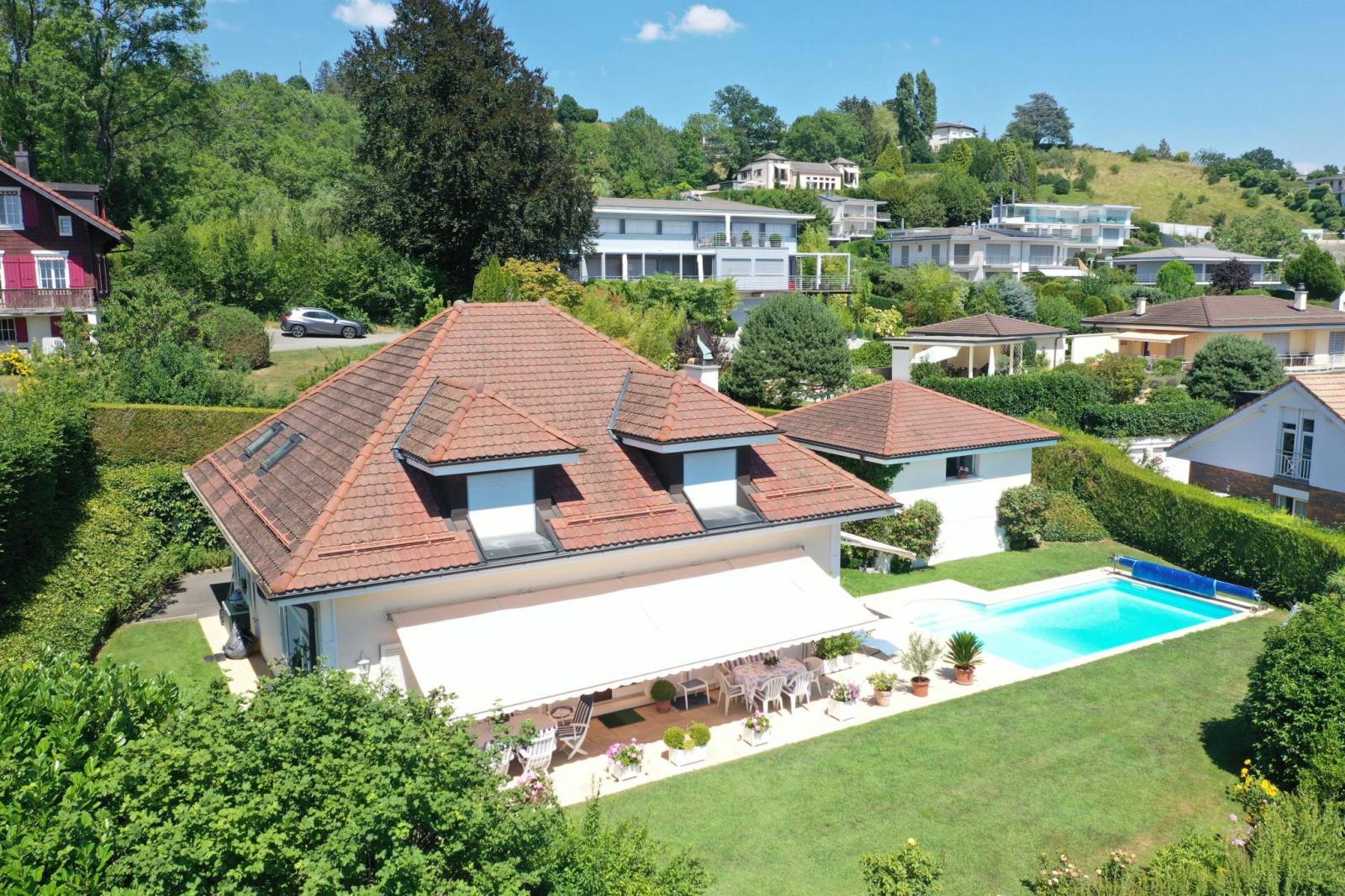 SELTENE GELEGENHEIT | Atemberaubende freistehende Villa mit Swimmingpool