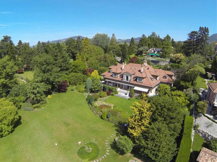 Prächtiges Herrenhaus mit weitläufigem Park und atemberaubendem Blick auf den See