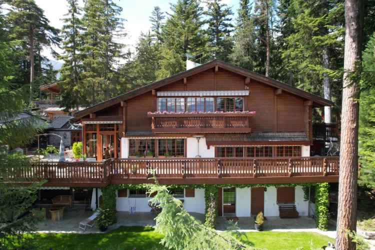 Prächtiges Chalet mit Pool und Spa, völlig abgeschieden.