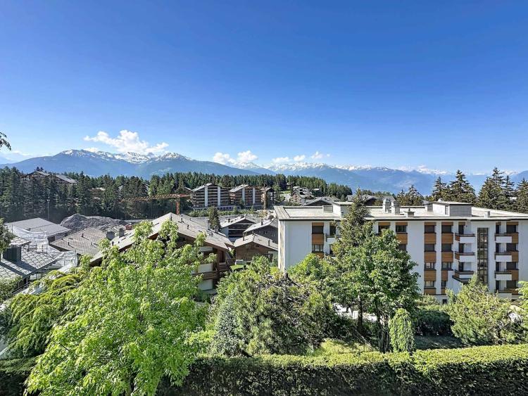Atemberaubendes 5,5-Zimmer-Apartment mit Panoramablick auf die Alpen, nur wenige Schritte vom Stadtzentrum entfernt.