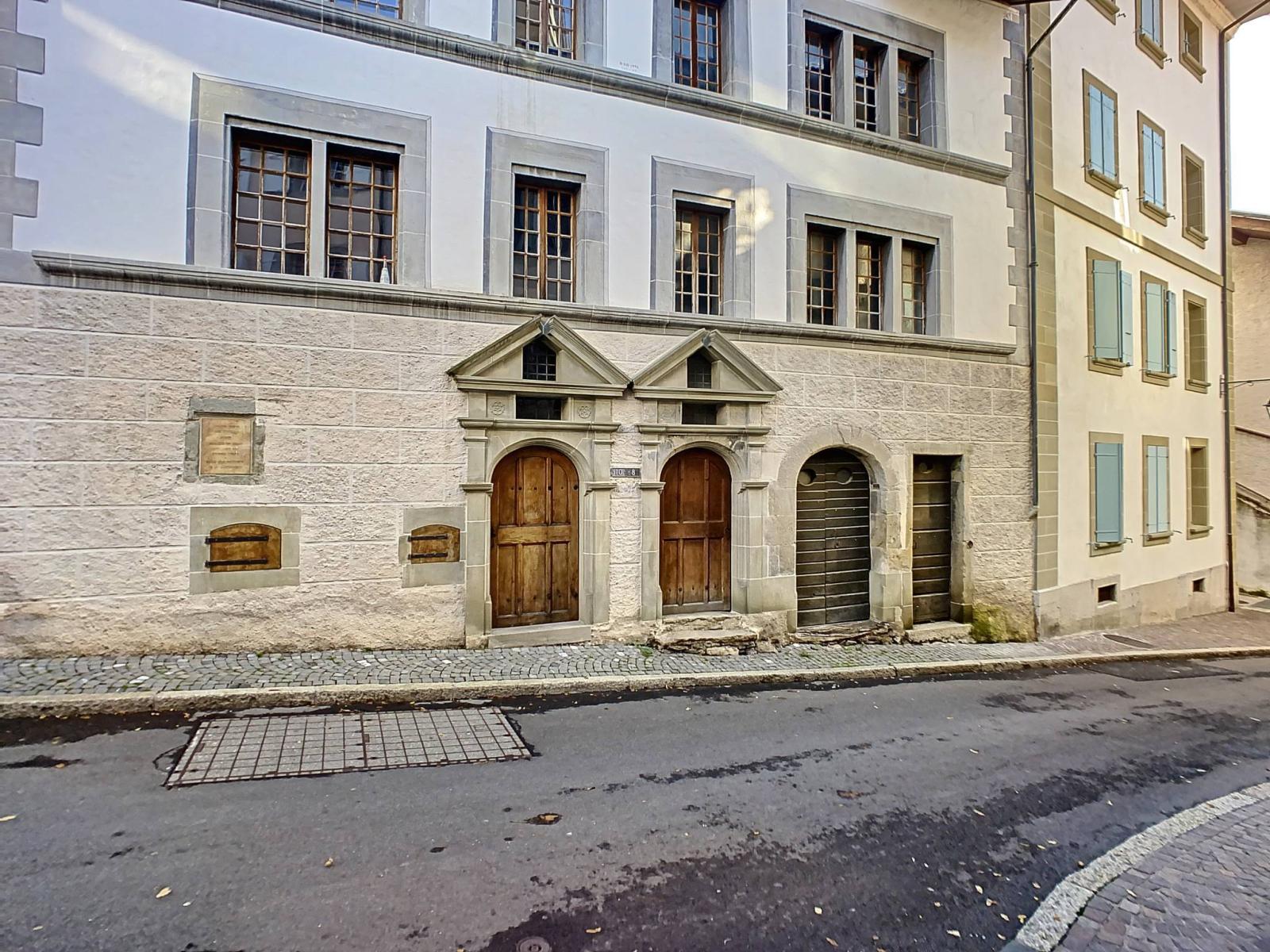 Gebäude aus dem 17. Jahrhundert im Herzen des Bourg de Cully – Renovierungsbedürftig