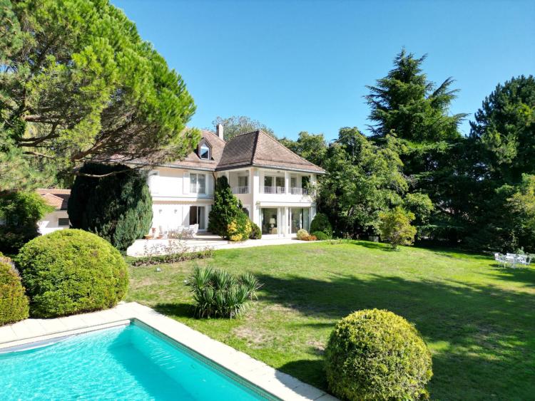 Elegante freistehende Villa mit Swimmingpool