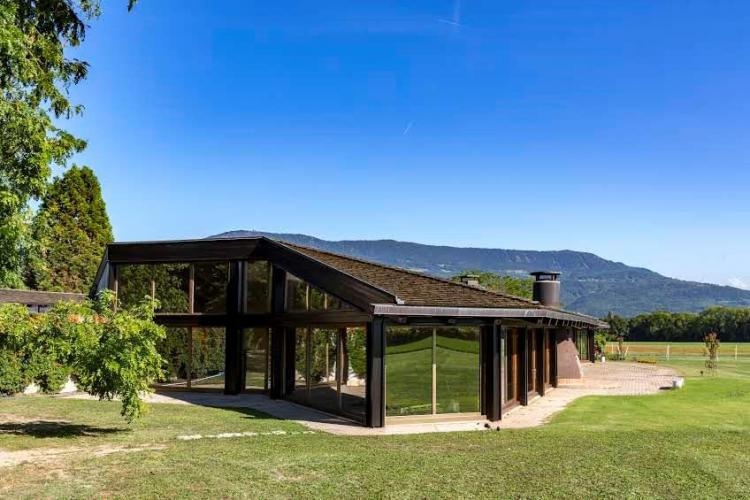 Haus im Hacienda-Stil in der Genfer Landschaft