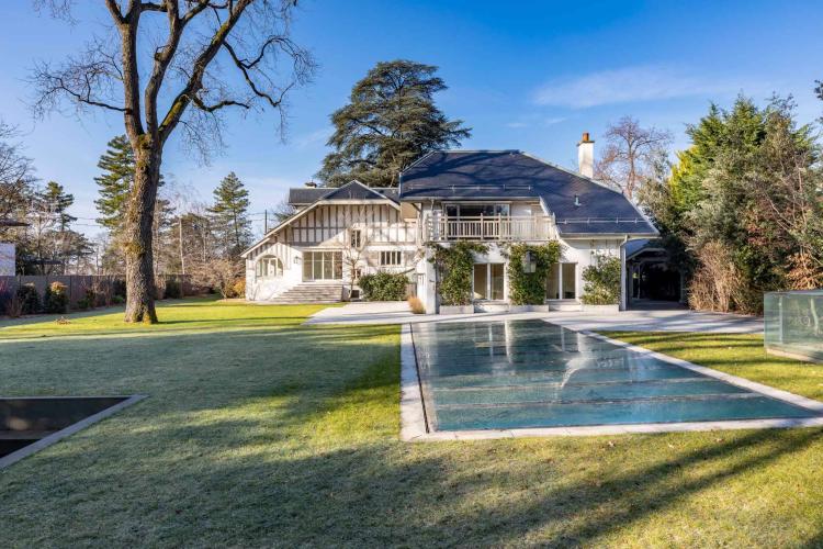 Propriété d'exception avec piscine intérieure