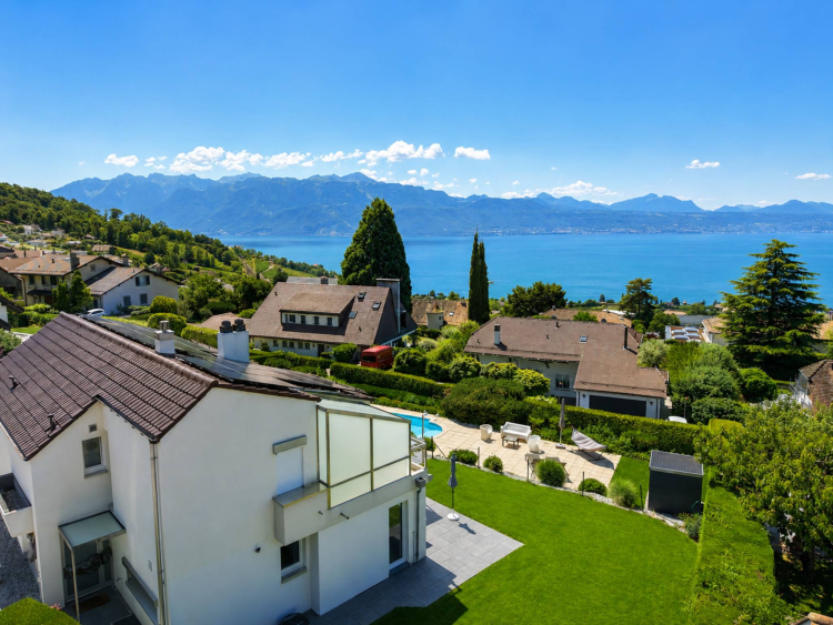 Freistehende Villa von 325 m2 mit herrlichem Blick auf den See und die Berge
