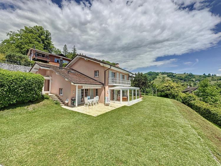 Freistehende Villa von 230m² mit Panoramablick.