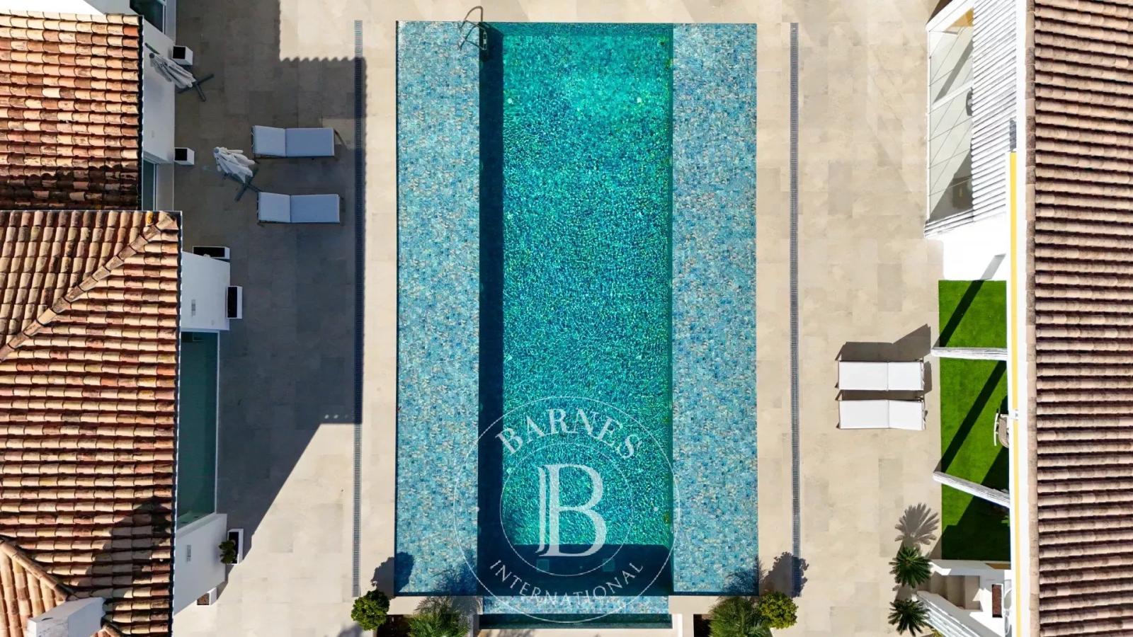 4RVNQ_marbella_guadalmina_alta_20_pieces_03.jpg