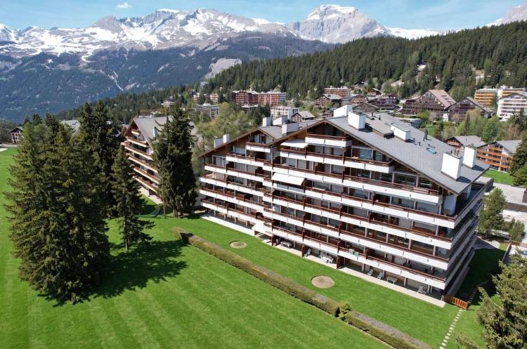 Penthouse-Wohnung mit 6,5 Zimmern und Blick auf den Golfplatz mit herrlicher Aussicht + Studio