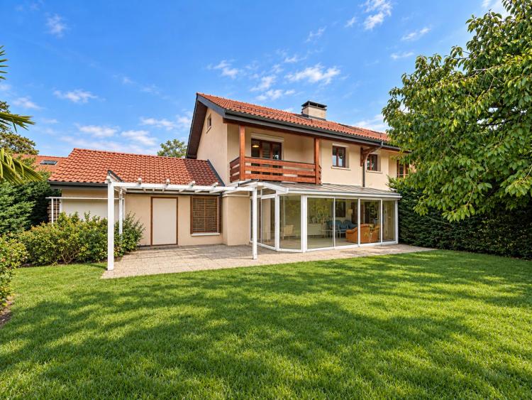 Wunderschöne Familienvilla in absoluter Ruhe und nur wenige Schritte vom See entfernt