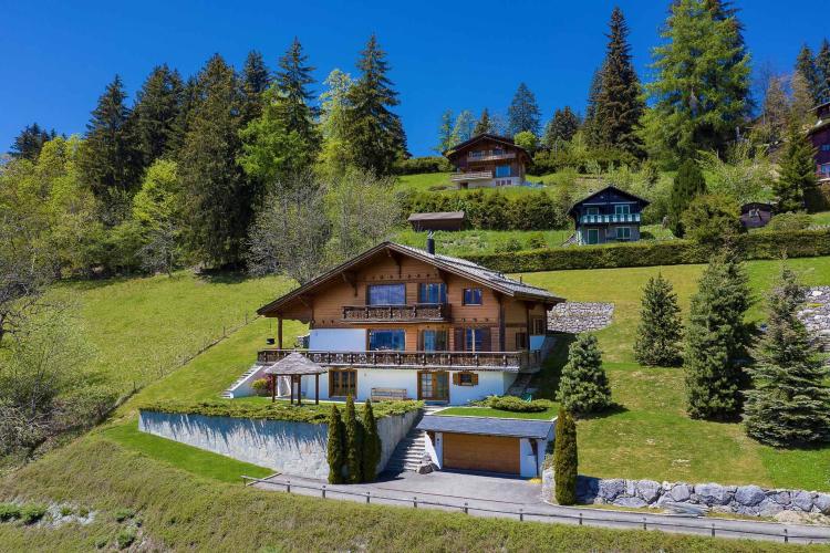 Ein außergewöhnliches Chalet in grüner Umgebung mit spektakulärem Blick auf die Alpen