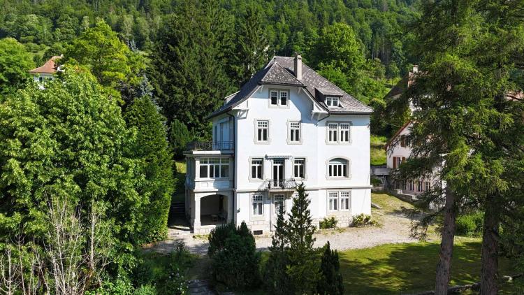 Herrenhaus im Herzen des Berner Juras