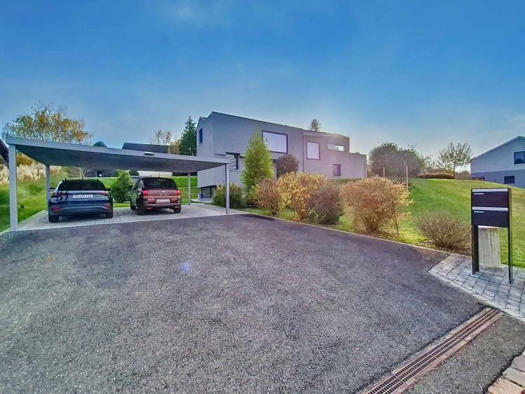 Einzigartige Villa in einem Wohngebiet!