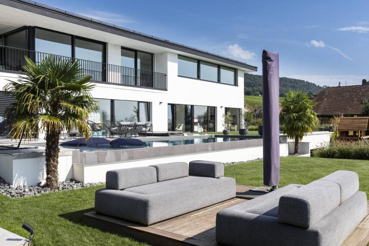 HERRLICHE ZEITGENÖSSISCHE VILLA MIT AUSSICHT