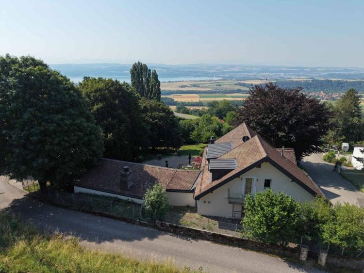 Großes Grundstück mit Seeblick