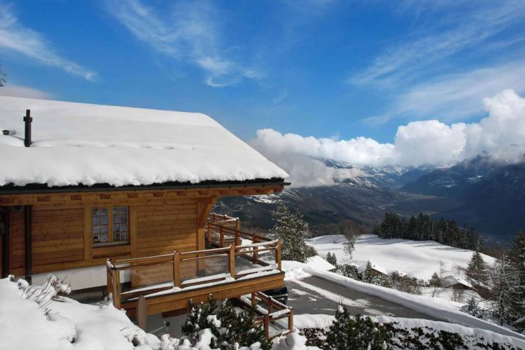 RARE – MAGNIFICENT 5-BEDROOM CHALET WITH PANORAMIC VIEWS