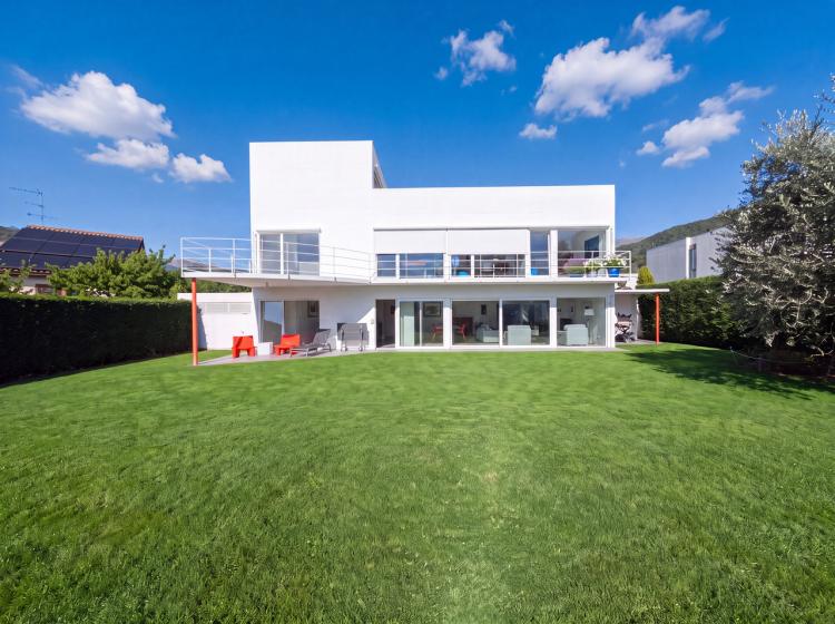Lugano, Dino: Modern villa with garden, terraces and open views