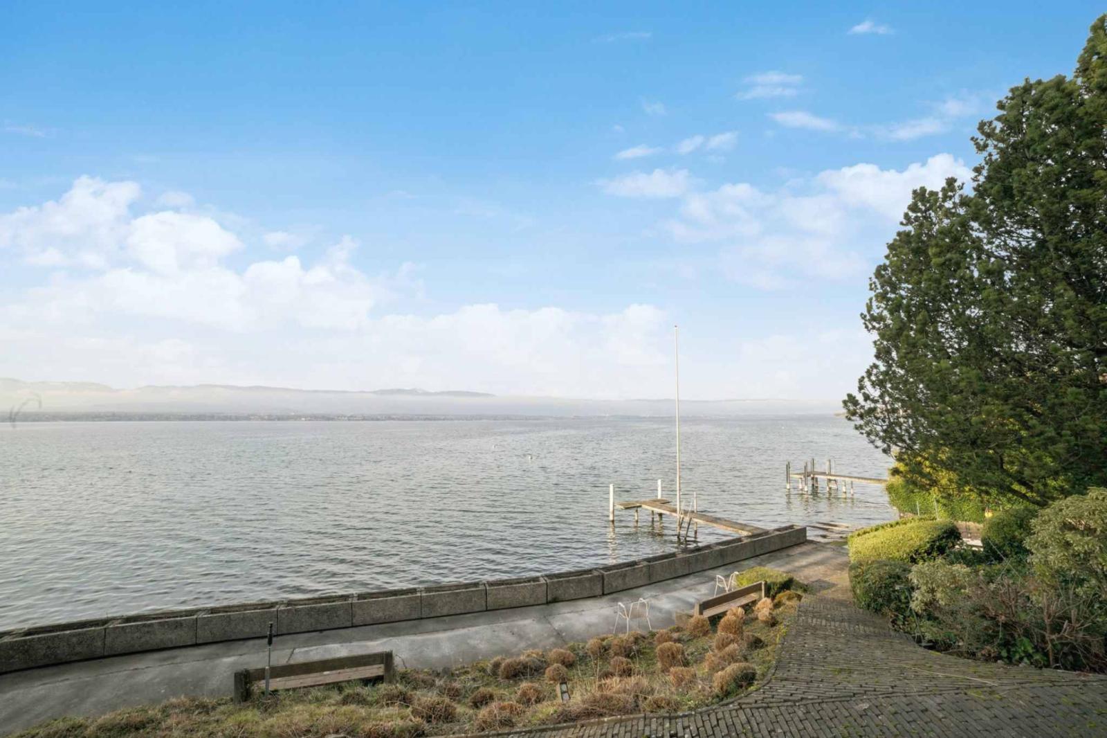 Grundstück am Wasser mit Privatstrand und Bootsanlegestellen