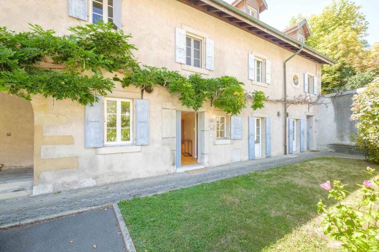 Magnificent village house with garden in PPE