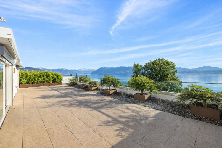 Exceptional penthouse with a magnificent view of the lake