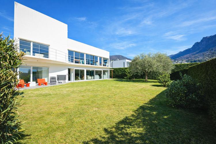 Lugano, Dino: Moderne Villa mit Garten, Terrassen und freier Aussicht