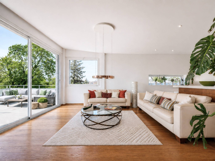 Elegantes, modernes Penthouse mit 6,5 Zimmern, nur einen Steinwurf vom Chailly-Viertel entfernt. 