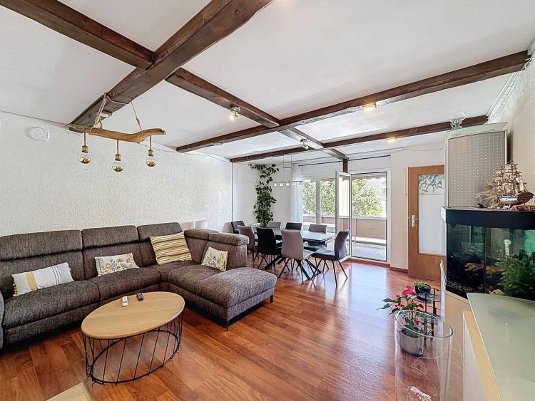 4,5-Zimmer-Wohnung mit Balkon und Garage in angenehmer Lage