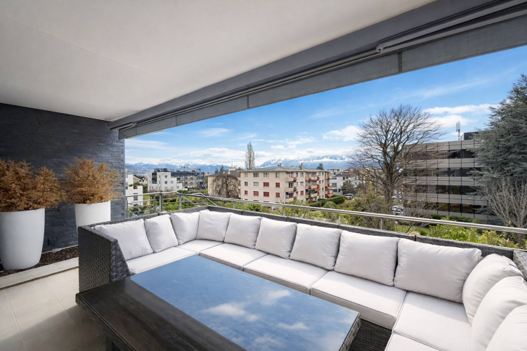 Modernes Maisonette-Apartment mit privatem Garten und Alpenblick in Pully Sud