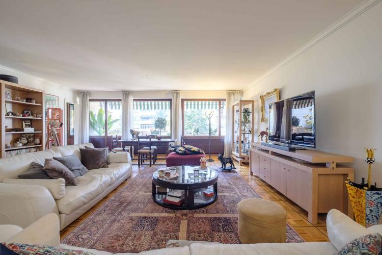 EXKLUSIV! Wunderschöne 6-Zimmer-Wohnung mit Fenstern auf beiden Seiten