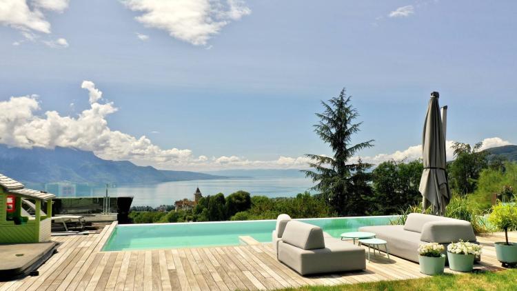 Hochwertiges Anwesen mit Swimmingpool und Panoramablick auf den See