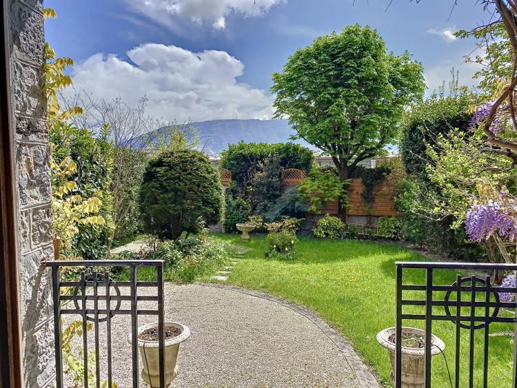 SELTEN EXKLUSIV ZU VERKAUFEN: Hervorragende Wohnung mit Charakter und Garten