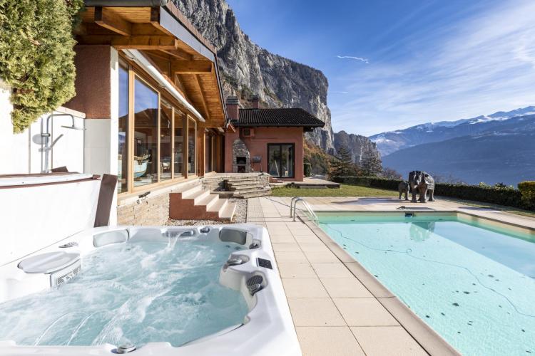 Erhabene freistehende Villa komplett renoviert mit Swimmingpool, Whirlpool und Sauna