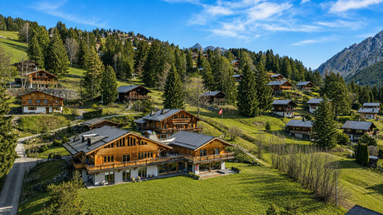 Außergewöhnliches Chalet mit Innenpool und Ski-in &amp; Ski-out-Zugang