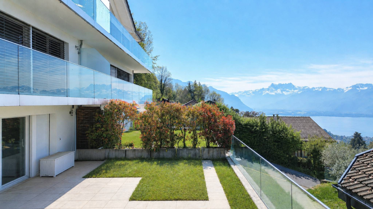 Familienvilla mit Panoramablick auf den See und die Alpen