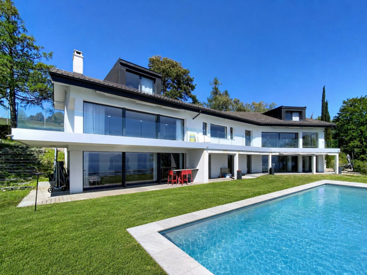 Atemberaubend renoviertes Anwesen mit Swimmingpool und traumhafter Aussicht