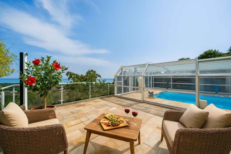 Family villa with a unique panoramic view of Lake Neuchâtel and the Alps