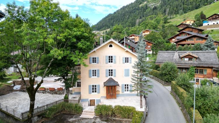 Traditionelles Steinhaus mit grossem Garten