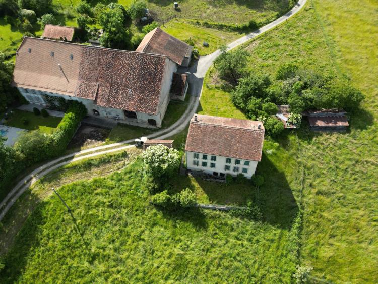 Hohes Potenzial: Dorfhaus mit Bauernhaus zum Umwandeln