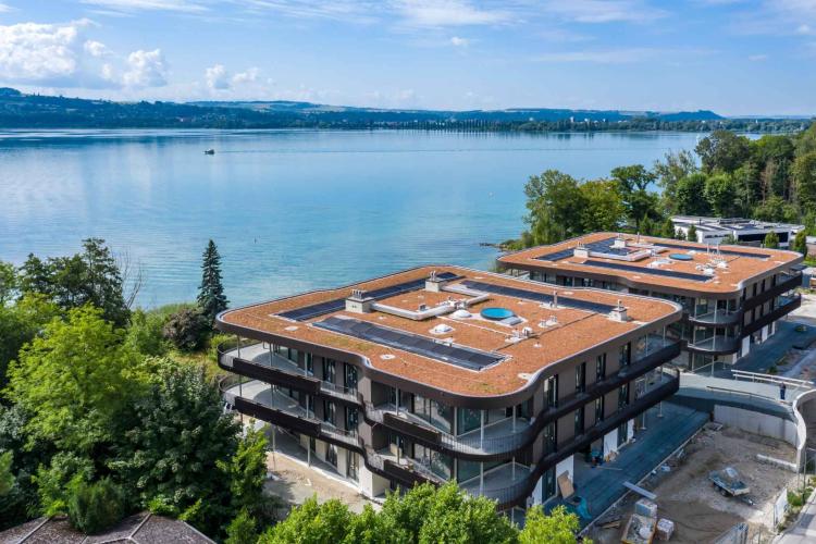 Live right on the water! 