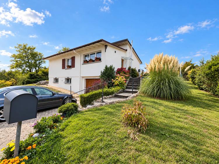 Freistehende Villa mit schönem Garten in La Sarraz