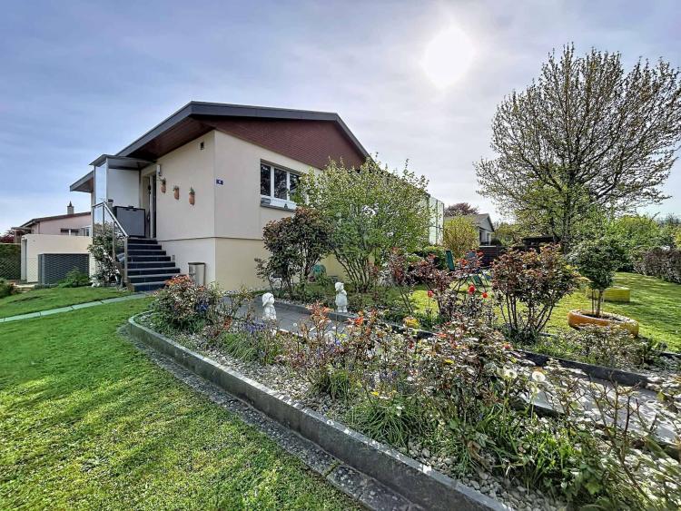 Charmante Villa mit 4,5 Zimmern, umgebaut zu einer Villa mit 5,5 Zimmern und einem zusätzlichen Schlafzimmer