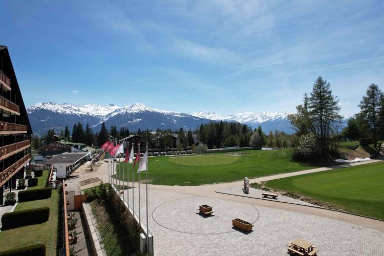Außergewöhnliche Lage – 4,5 Zimmer mit atemberaubendem Blick auf den Golfplatz und separatem Studio