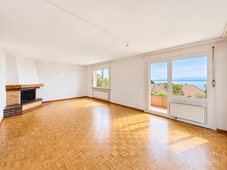Eine geräumige Wohnung mit Blick auf den See und die Alpen.