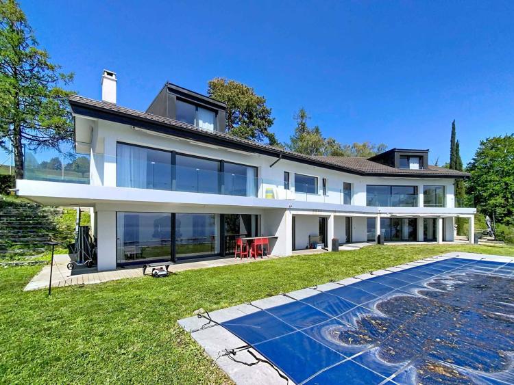 Atemberaubend renoviertes Anwesen mit Swimmingpool und traumhafter Aussicht