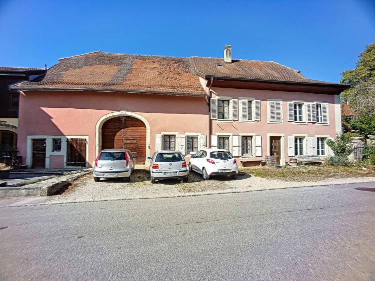 Charmantes Dorfhaus für ein Projekt mit 4-5 Wohnungen