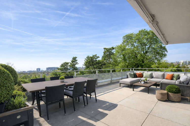 Elegantes, modernes Penthouse mit 6,5 Zimmern, nur einen Steinwurf vom Chailly-Viertel entfernt. 