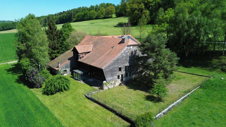 Prächtiges 7-Zimmer-Bauernhaus inmitten der Natur mit Nebengebäuden
