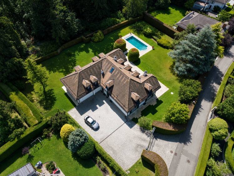 Einfamilienhaus mit 10 Zimmern in grüner Umgebung