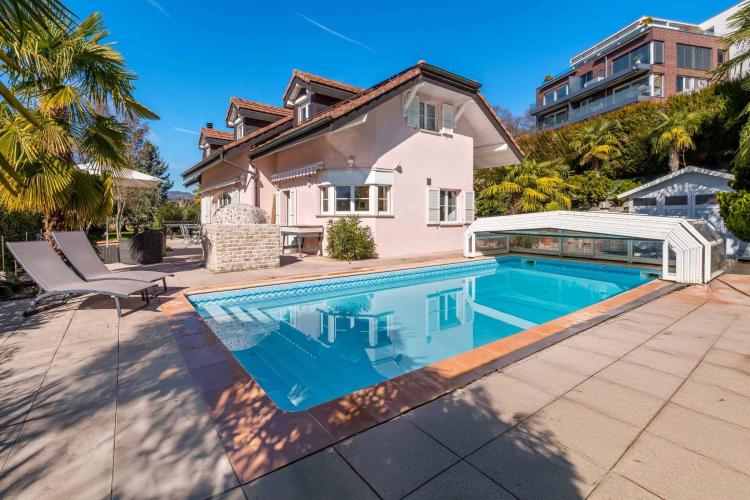 Prächtige Familienvilla mit Swimmingpool und Seeblick