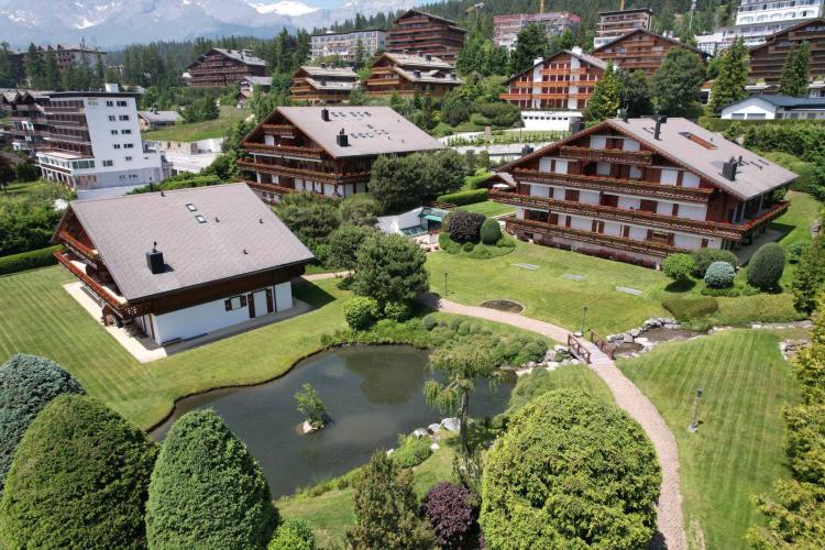 Im Herzen des Resorts, außergewöhnliche 4,5-Zimmer-Wohnung mit Nebengebäuden und Garten 
